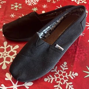 Youth Black Toms slides